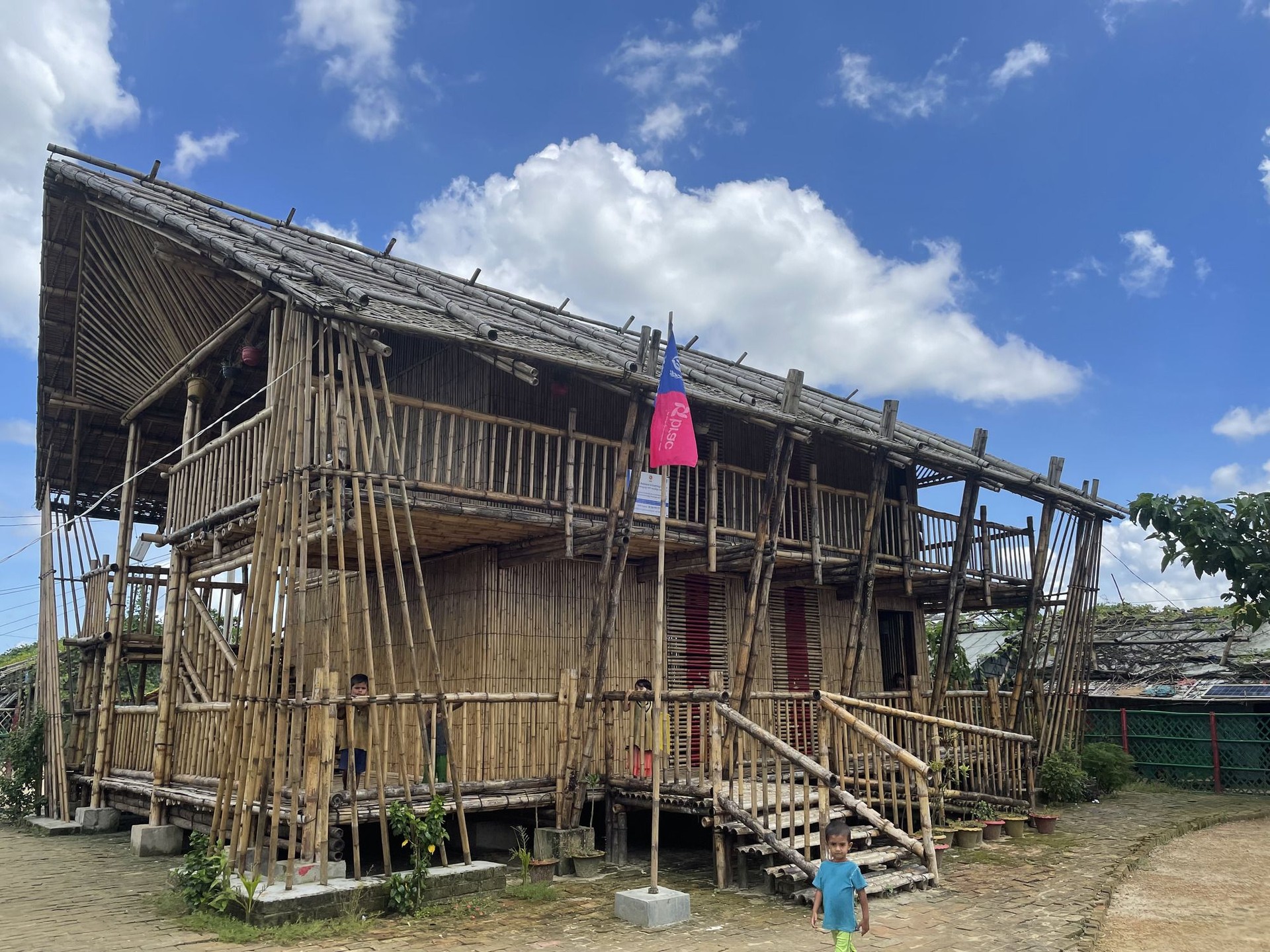 キャンプ内の小学校